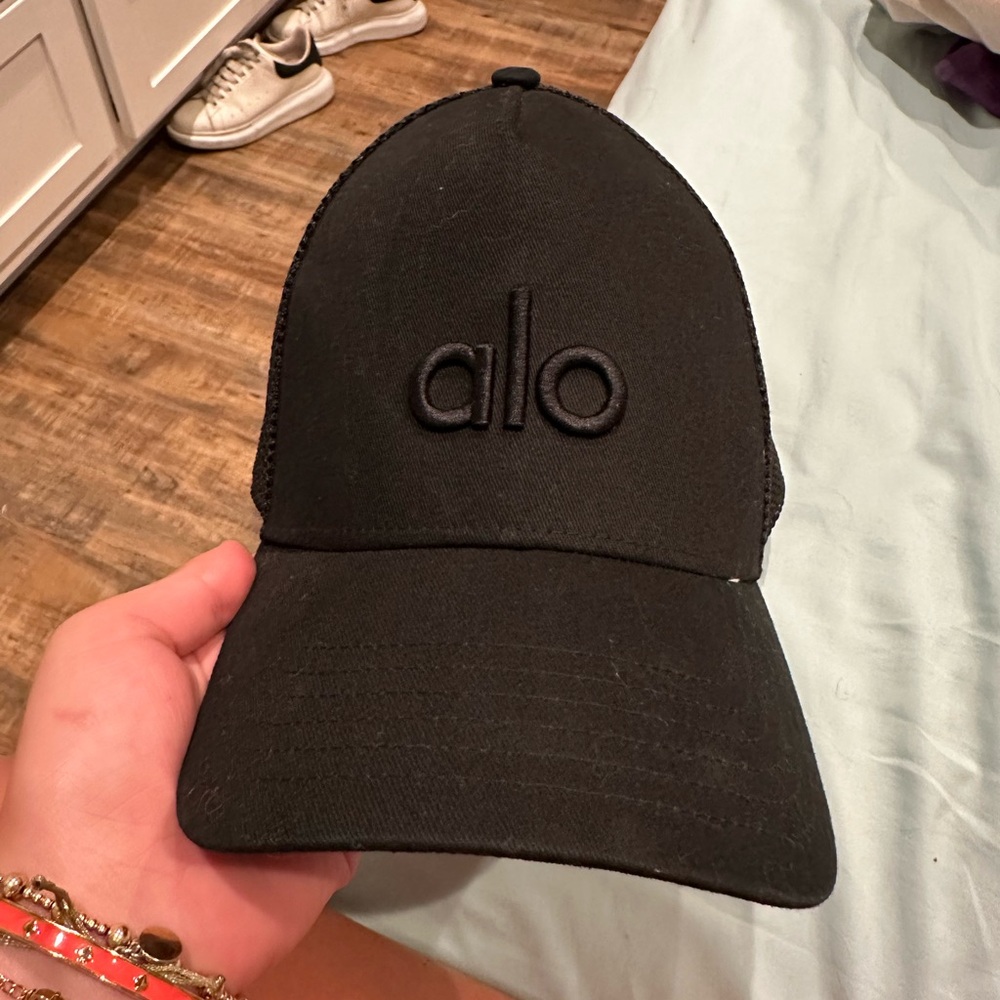 Alo yoga black trucker hat